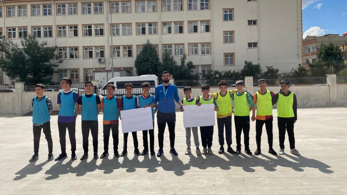 İbrahim Konukoğlu Ortaokulu Futbol turnuvalarına katılan sınıflara ve hazırlayan beden eğitimi öğretmenlerine teşekkürler.
